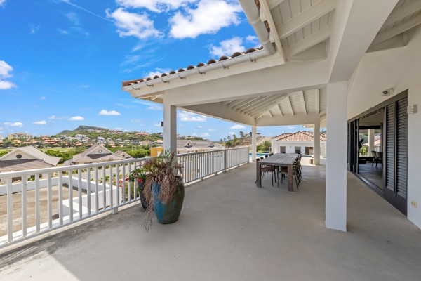 Blue Bay – Royale Villa met Zeezicht, Zwembad & 2 Appartementen