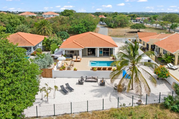 Blue Bay &ndash; Fraai gerenoveerde villa met zwembad aan golfbaan  