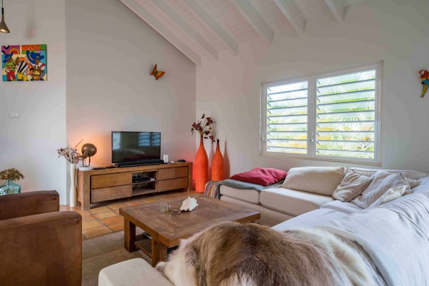 BlueBay O-35 &ndash; Ruim en sfeervol huis met appartement en zwembad