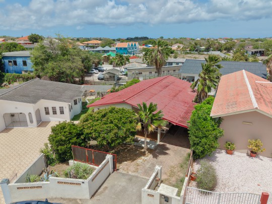  Charming 3-Bedroom Villa with High Ceilings & Tropical Garden