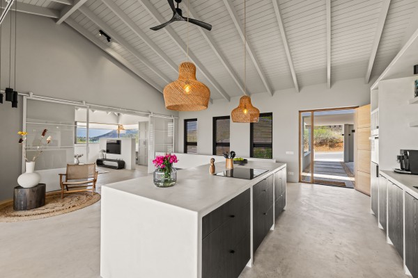 Luxury Villa with 4 Bedrooms, Pool & Guest Suite in Blue Bay