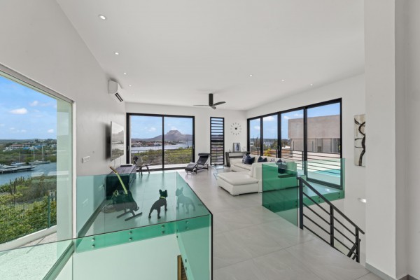 Beautiful Contemporary Villa Overlooking Spanish Water