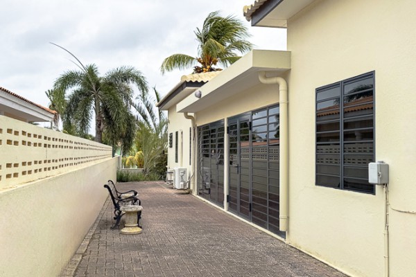Spacious 3-bedroom villa with separate apartment