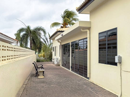 Spacious 3-bedroom villa in quiet residential area