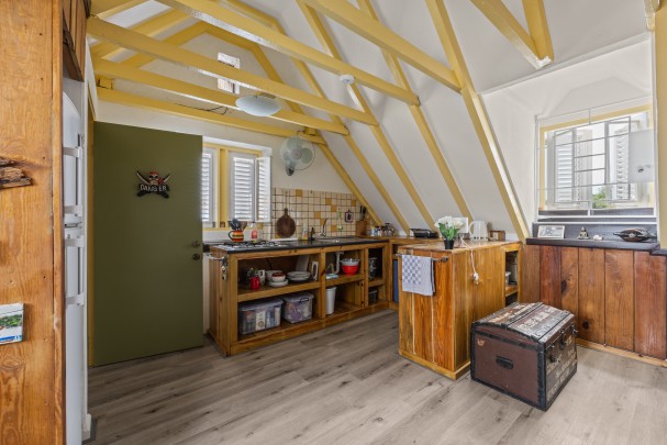 Fully operational student housing complex with 30 rooms for sale