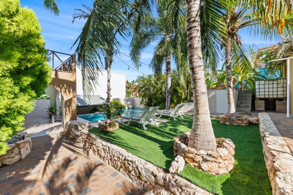 Hanenberg – Tropical vacation home with pool and private bar