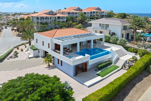 Blue Bay – Ruime en duurzame villa met spectaculair uitzicht.