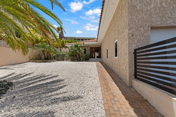 Sun Valley - Modern Detached Home with Garage on Spacious Lot
