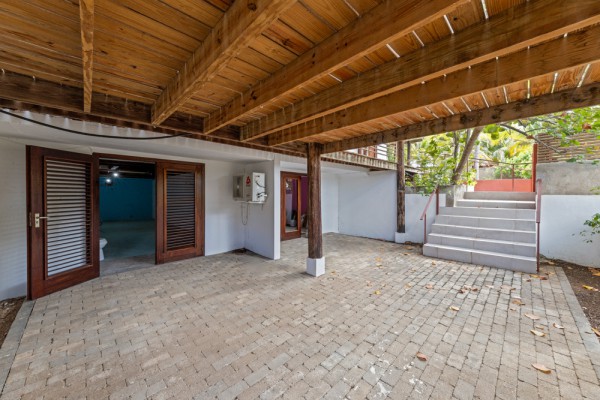 Renovated Tropical Home with Peace and Privacy in Jan Thiel
