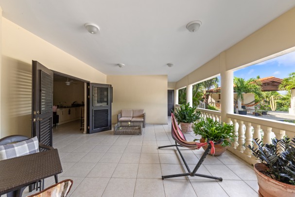 Blue Bay &ndash; Grote villa met twee ruime appartementen