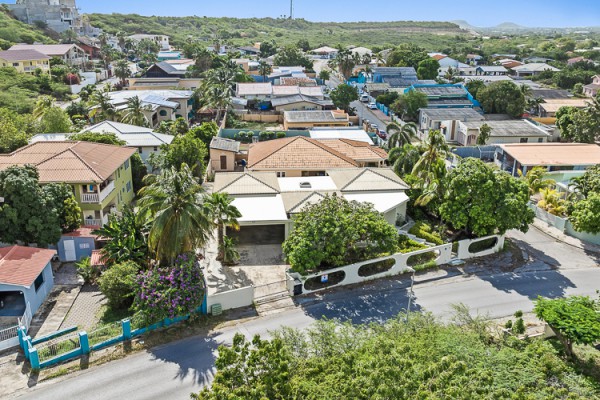 Spacious 3-bedroom villa with separate apartment