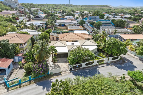 Spacious 3-bedroom villa in quiet residential area