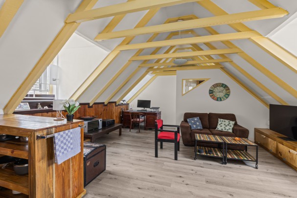Fully operational student housing complex with 30 rooms for sale