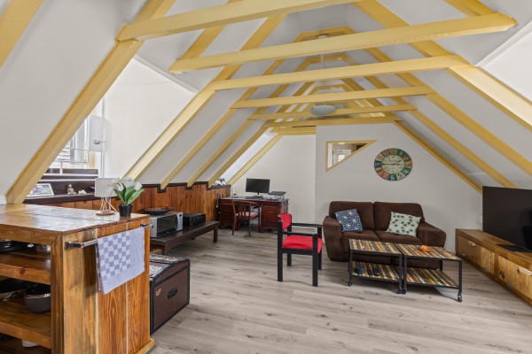 Fully operational student housing complex with 30 rooms for sale