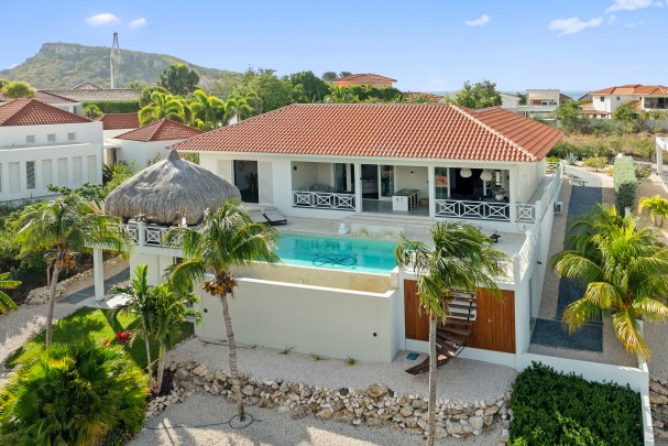 Blue Bay – Exclusive villa met adembenemend uitzicht  