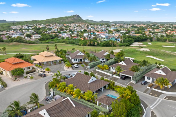 Blue Bay – Charming Villa with Pool and Golf Course Views