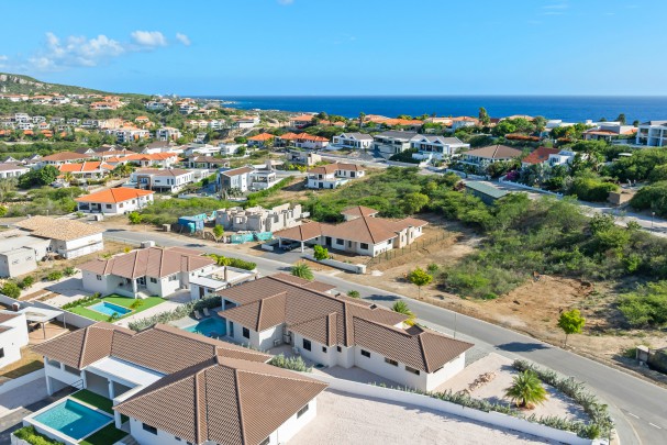 Blue Bay - Modern newly built family home for rent on resort with pool