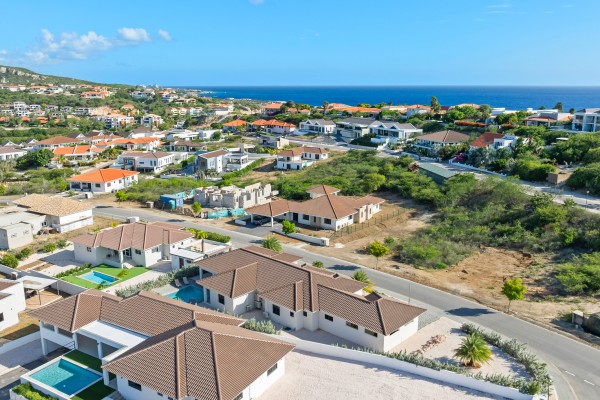 Blue Bay - Moderne nieuwbouw villa te huur op resort met zwembad