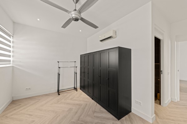 Blue Bay – Royale Villa met Zeezicht, Zwembad & 2 Appartementen