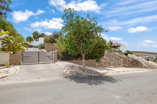 Blue Bay BT 06 – ‘Fifty shades of Blue’ Luxury Oceanview Villa