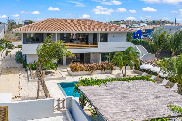 Luxury Villa with 4 Bedrooms, Pool & Guest Suite in Blue Bay