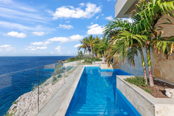 Blue Bay &ndash; Spectaculaire klif villa op exclusieve B-sectie   