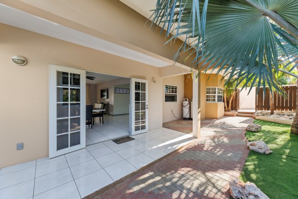 Hanenberg – Tropical vacation home with pool and private bar