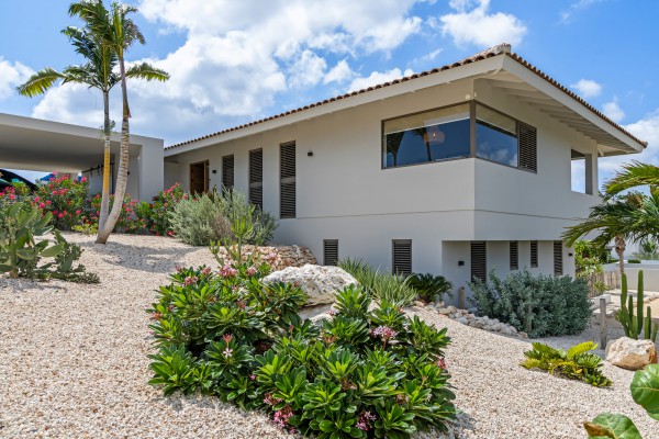 Luxury Villa with 4 Bedrooms, Pool & Guest Suite in Blue Bay