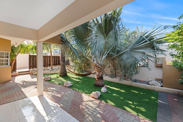 Hanenberg – Tropical vacation home with pool and private bar