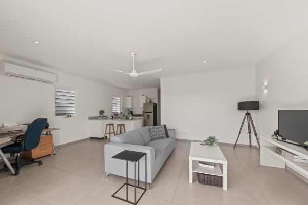 Jan Sofat – Woning met twee appartementen en uitzicht op spaans water