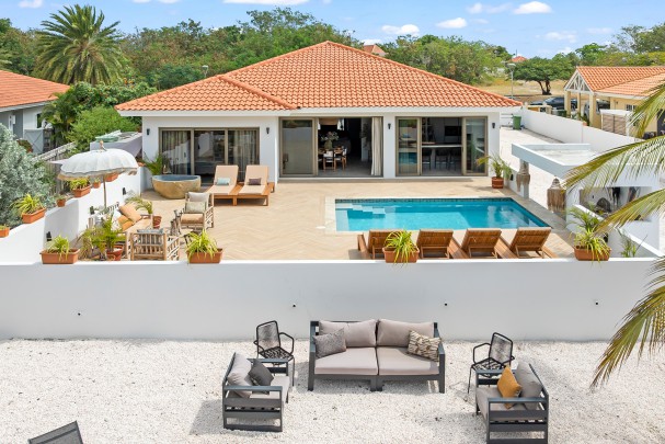 Blue Bay &ndash; Fraai gerenoveerde villa met zwembad aan golfbaan  