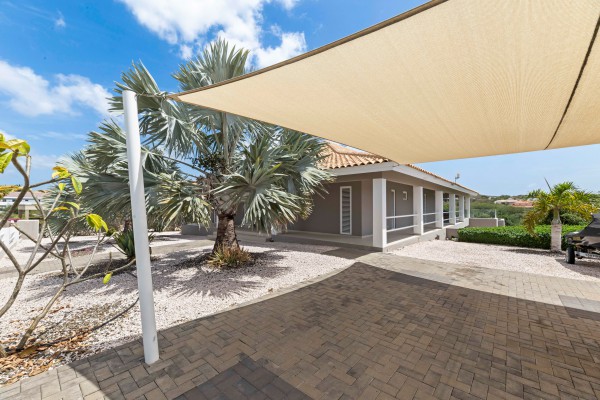 Blue Bay BO 4 – Elegant villa with unique views over the golf course