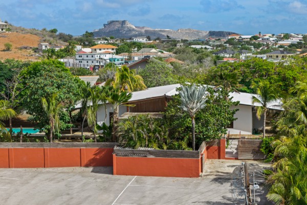 Renovated Tropical Home with Peace and Privacy in Jan Thiel