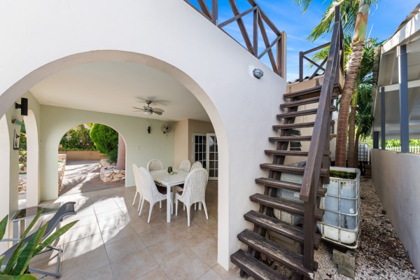 Hanenberg – Tropical vacation home with pool and private bar