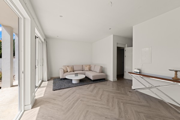Blue Bay – Royale Villa met Zeezicht, Zwembad & 2 Appartementen