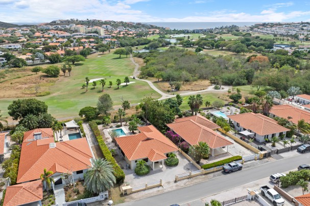 Blue Bay L-section &ndash; three-bedroom villa with a lovely outdoor space