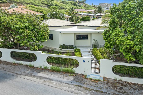 Spacious 3-bedroom villa with separate apartment