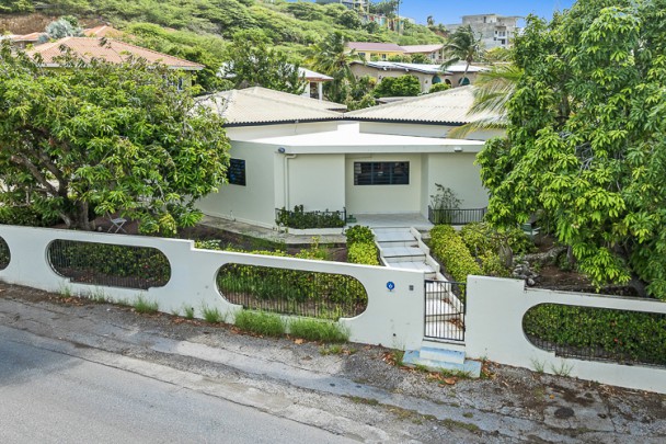 Spacious 3-bedroom villa in quiet residential area
