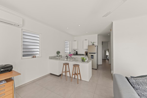 Jan Sofat – Woning met twee appartementen en uitzicht op spaans water