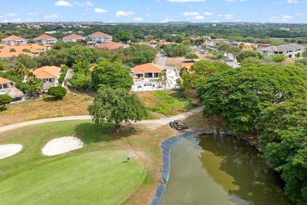 Blue Bay – Fraai gerenoveerde villa met zwembad aan golfbaan  