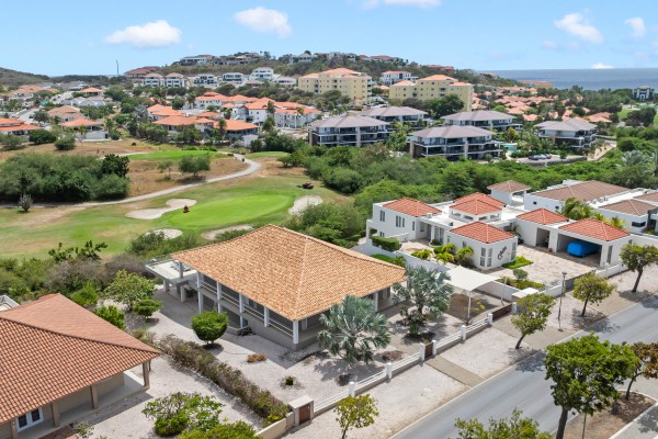 Blue Bay BO 4 – Elegant villa with unique views over the golf course