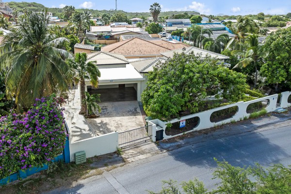 Spacious 3-bedroom villa with separate apartment
