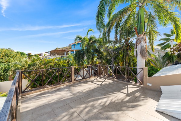 Hanenberg – Tropical vacation home with pool and private bar