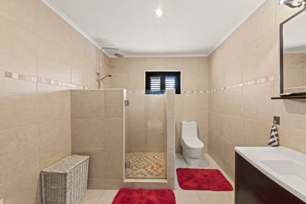 Blue Bay &ndash; Grote villa met twee ruime appartementen