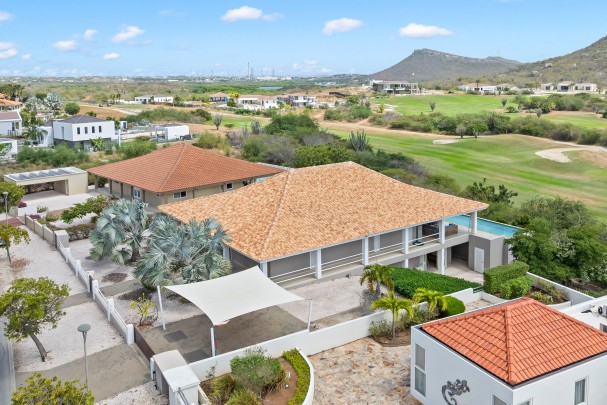 Blue Bay BO 4 &ndash; Elegant villa with unique views over the golf course