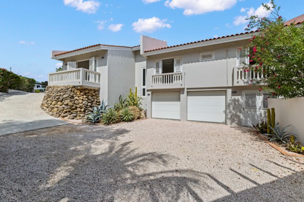 Blue Bay BD61 - Spacious Villa with Guest Apartment