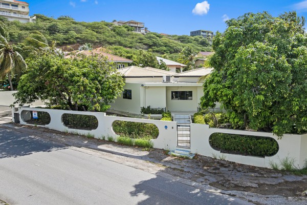 Spacious 3-bedroom villa with separate apartment