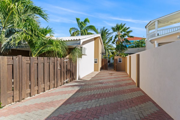Hanenberg – Tropical vacation home with pool and private bar