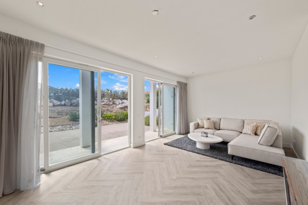 Blue Bay – Royale Villa met Zeezicht, Zwembad & 2 Appartementen