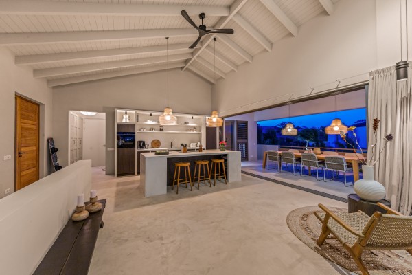 Luxury Villa with 4 Bedrooms, Pool & Guest Suite in Blue Bay
